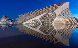 La Cité des Arts et des Sciences de Valence se reflétant dans l'eau