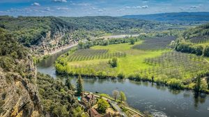 Le village de La Roque-Gageac et ses gabarres sur la rivière Dordogne