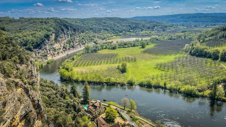 Le village de La Roque-Gageac et ses gabarres sur la rivière Dordogne