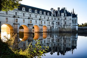 Le château de Chenonceau enjambant le Cher au petit matin