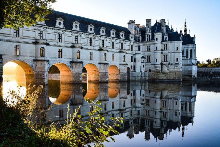 Le château de Chenonceau enjambant le Cher au petit matin