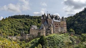 Le château d'Eltz émergeant de la forêt dans la vallée de la Moselle
