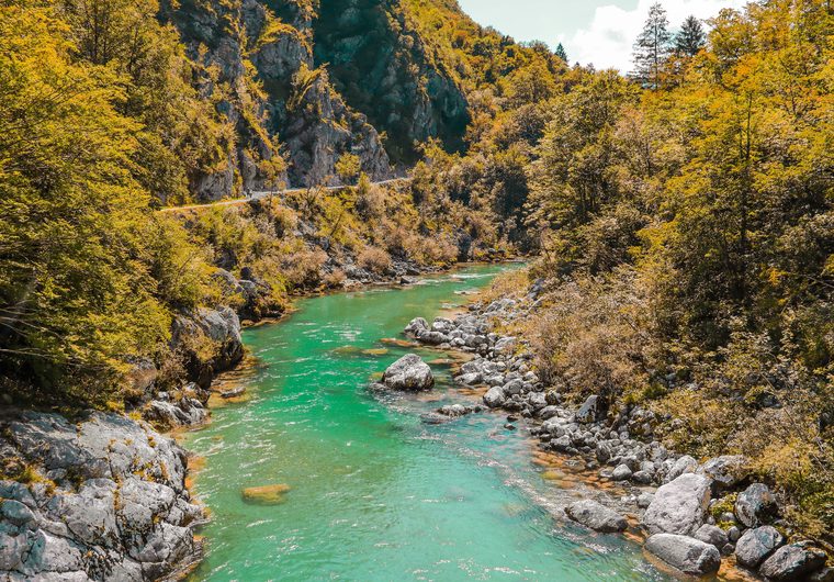 La rivière Soča aux eaux vert émeraude serpentant dans la vallée