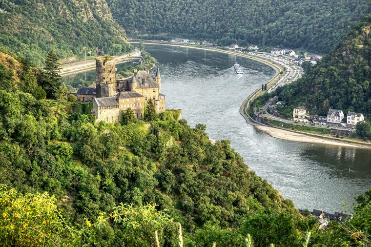 Le fleuve du Rhin serpentant entre les collines verdoyantes et le château de Katz