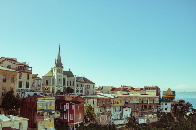 Maisons colorées et funiculaire sur les collines de Valparaíso