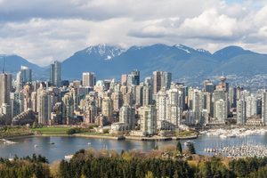 La skyline de Vancouver vue depuis le Stanley Park avec les montagnes en arrière-plan