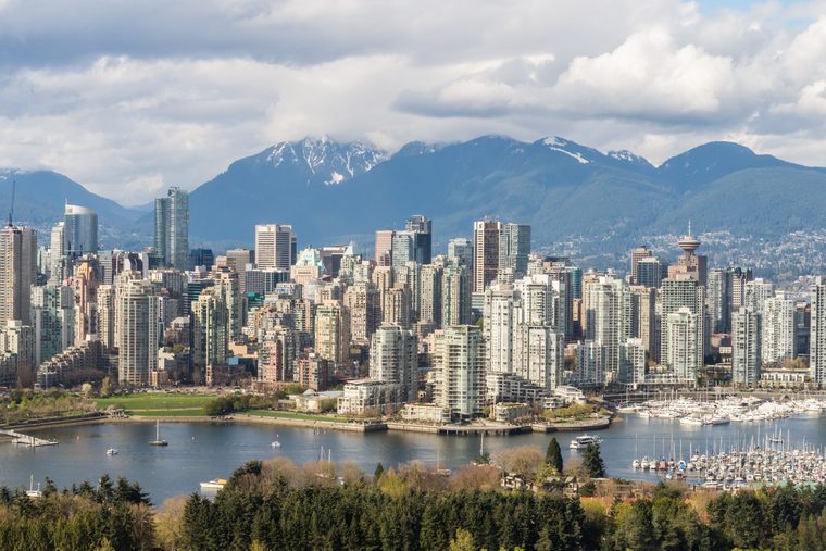 La skyline de Vancouver vue depuis le Stanley Park avec les montagnes en arrière-plan