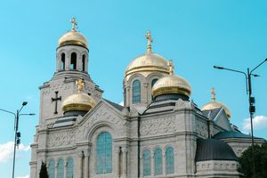 Les dômes dorés de la cathédrale de l'Assomption au centre de Varna