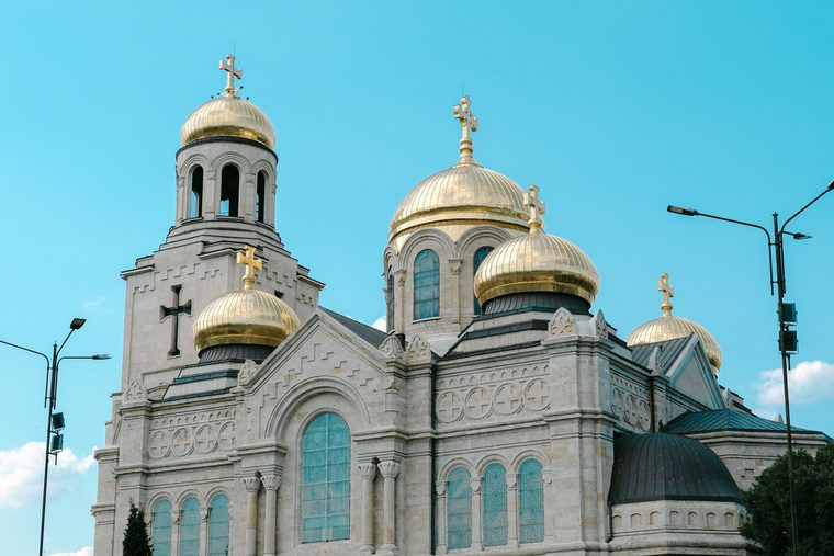 Les dômes dorés de la cathédrale de l'Assomption au centre de Varna