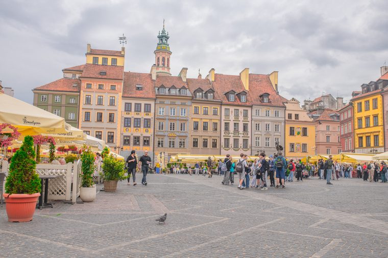La place du marché de la vieille ville de Varsovie avec ses façades colorées