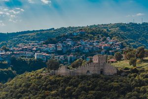 La forteresse de Tsarevets et les collines verdoyantes de Veliko Tarnovo