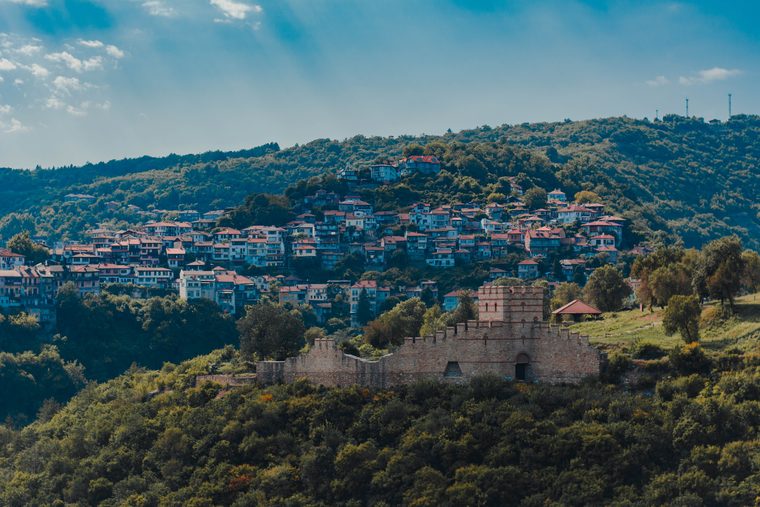 La forteresse de Tsarevets et les collines verdoyantes de Veliko Tarnovo