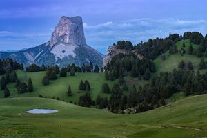 Le Mont Aiguille se dressant au-dessus des forêts du Vercors