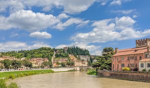 Vue panoramique sur Vérone et le fleuve Adige depuis la colline San Pietro