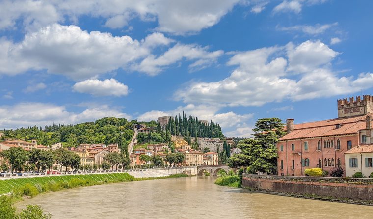 Vue panoramique sur Vérone et le fleuve Adige depuis la colline San Pietro