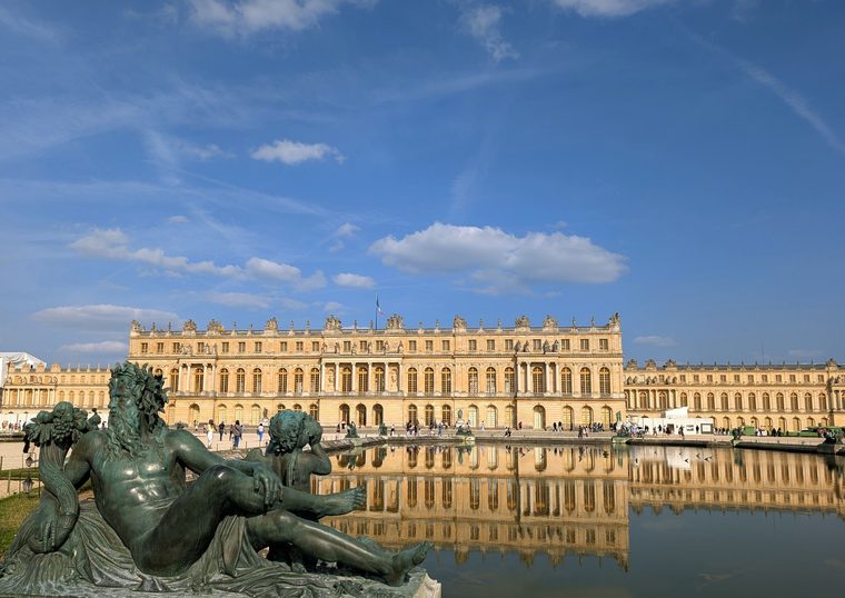 La façade du château de Versailles et le parterre d'eau