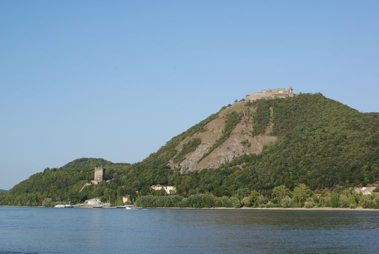 Vue panoramique depuis la citadelle de Visegrád sur la courbe du Danube
