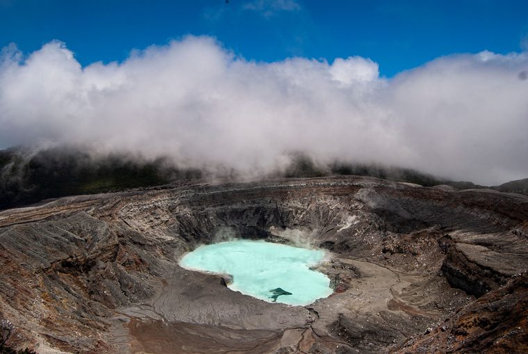 Le cratère principal du volcan Poás et son lac acide fumant