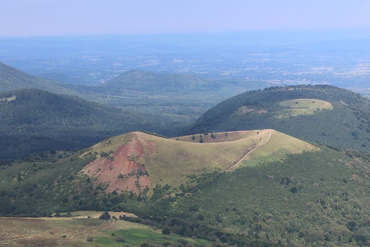 Vue panoramique sur la chaîne des Puys depuis le sommet du Puy de Dôme