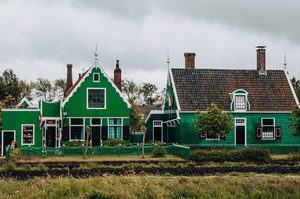Maisons en bois vert à Marken et bateaux traditionnels dans le port