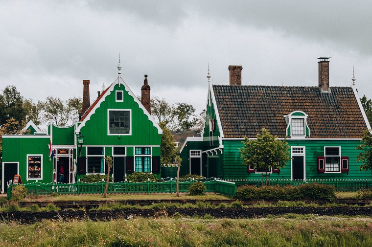 Maisons en bois vert à Marken et bateaux traditionnels dans le port