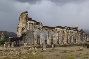 Les colonnes du Capitole de Volubilis se dressant au milieu des collines verdoyantes
