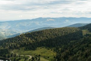 Vue dégagée depuis les crêtes vosgiennes au lever du soleil