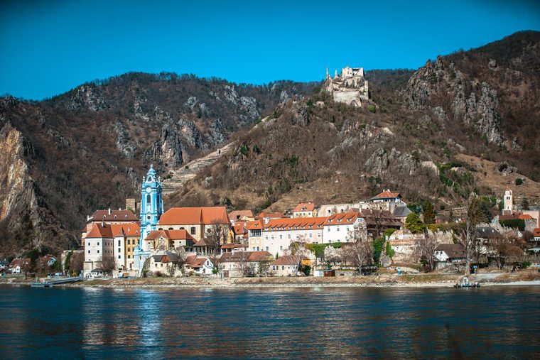 Le Danube serpentant à travers les vignes en terrasses et le village de Dürnstein