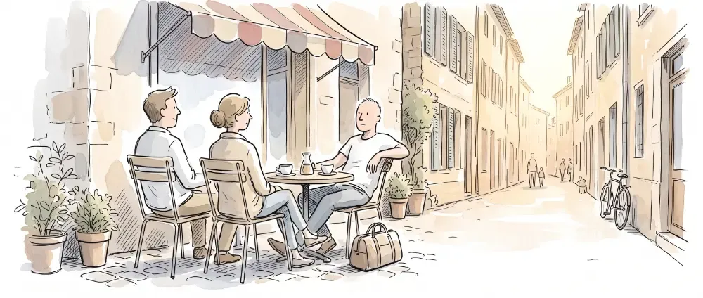 Terrasse de café dans une ruelle ensoleillée