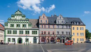 La place du marché de Weimar avec l'hôtel de ville et les calèches
