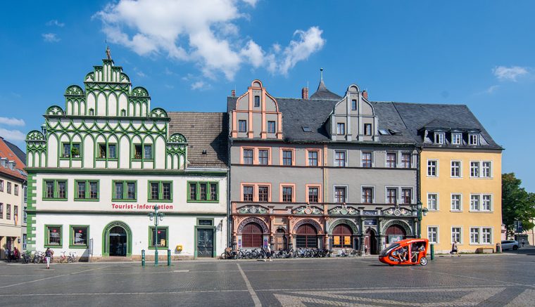 La place du marché de Weimar avec l'hôtel de ville et les calèches