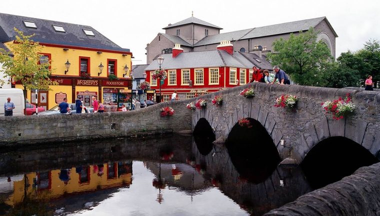 Les façades colorées et le pont de pierre sur la rivière Carrowbeg à Westport