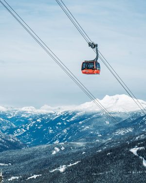 Les cabines de la télécabine Peak 2 Peak suspendues entre les montagnes de Whistler et Blackcomb