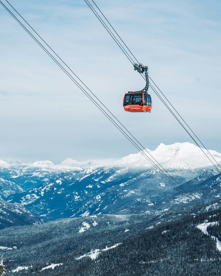 Les cabines de la télécabine Peak 2 Peak suspendues entre les montagnes de Whistler et Blackcomb