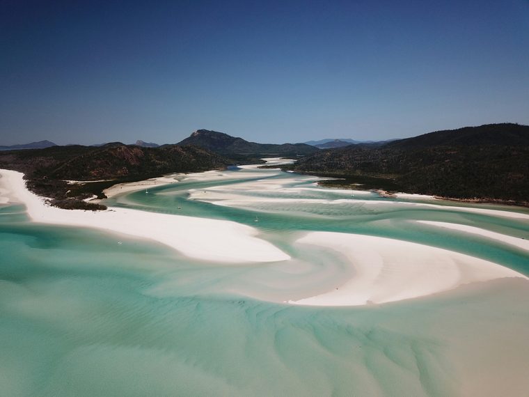 Vue aérienne des bancs de sable blanc et eaux turquoise de Hill Inlet à Whitehaven Beach