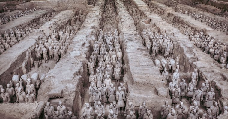 Les rangées de guerriers de l'armée de terre cuite dans la fosse numéro 1 à Xi'an