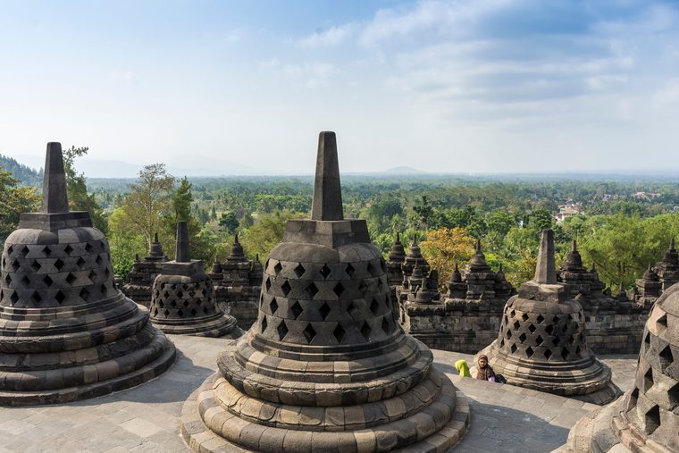 Les stupas du temple de Borobudur au lever du soleil