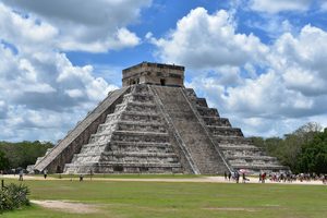 La pyramide de Chichén Itzá et un cénote entouré de végétation luxuriante