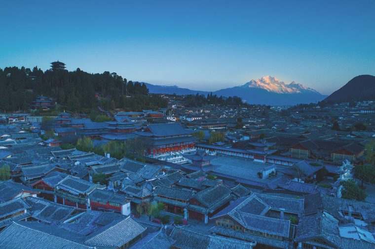 Les toits traditionnels de Lijiang avec la montagne du Dragon de Jade en arrière-plan
