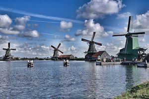 Les moulins à vent traditionnels de Zaanse Schans alignés le long de la rivière Zaan