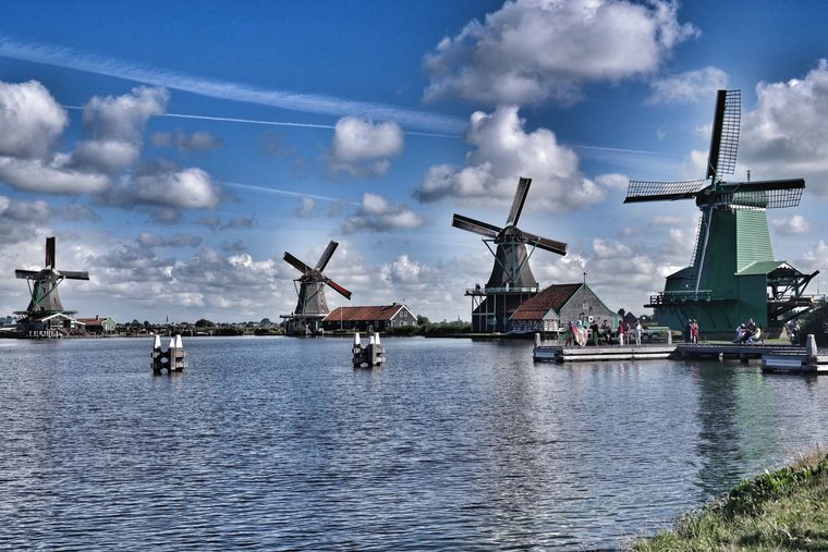 Les moulins à vent traditionnels de Zaanse Schans alignés le long de la rivière Zaan