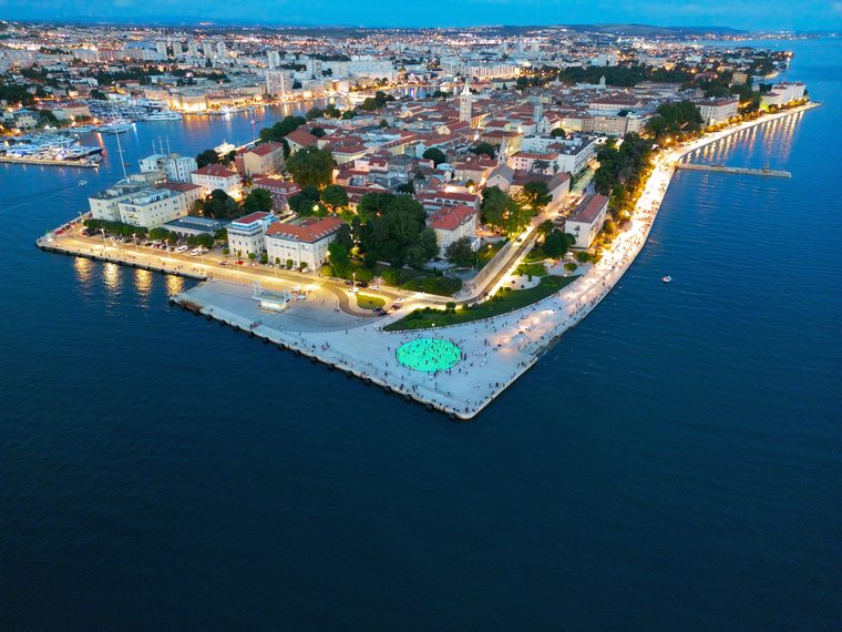 La promenade de Zadar et la mer Adriatique au crépuscule