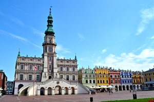 La place du Grand Marché de Zamość avec son hôtel de ville et ses maisons arméniennes colorées