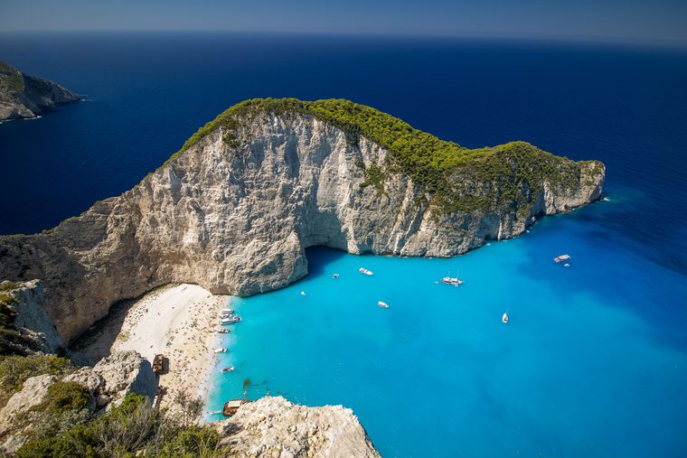La plage du Naufrage (Navagio) encadrée par de hautes falaises calcaires