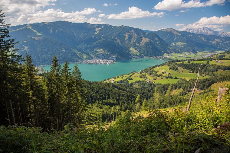 Le lac de Zell entouré par les montagnes des Alpes autrichiennes
