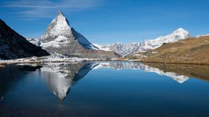 Le sommet pyramidal du Cervin dominant le village de Zermatt