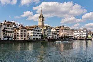 Vue sur la rivière Limmat et les clochers de la vieille ville de Zurich